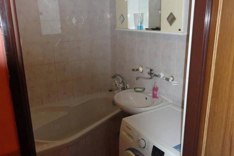 Large, separate, imppassable room, in 3 rooms apartment
